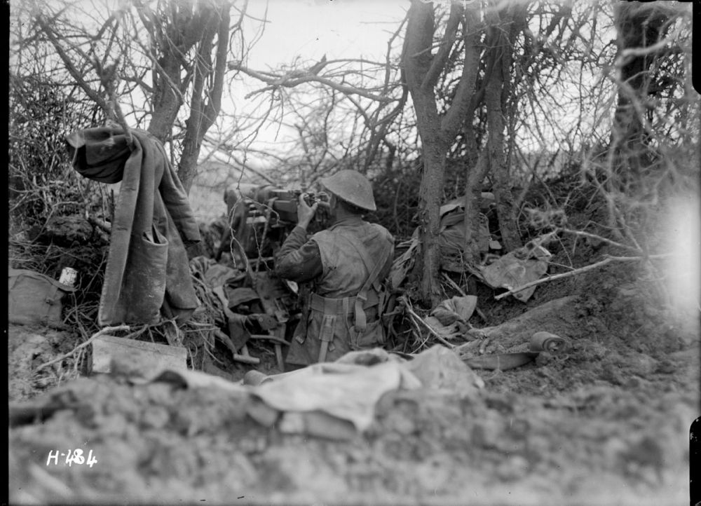 A New Zealand soldier uses a captured enemy machine gun at La Signy Farm, 6 April 1918.